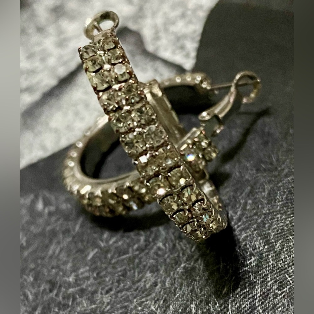 ✨Elegant Silver Crystal Hoop Earrings✨